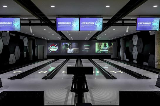 爱荷华市 Chauncey 酒店 SpareMe 娱乐区保龄球馆的拼接墙显示器