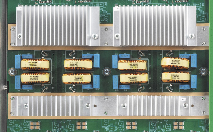 Extron 产品的内部结构，展示了大型散热器及其他组件