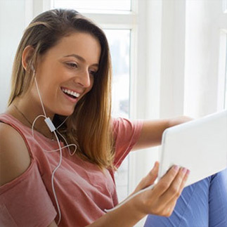 一位女士在平板电脑上观看网络直播。
