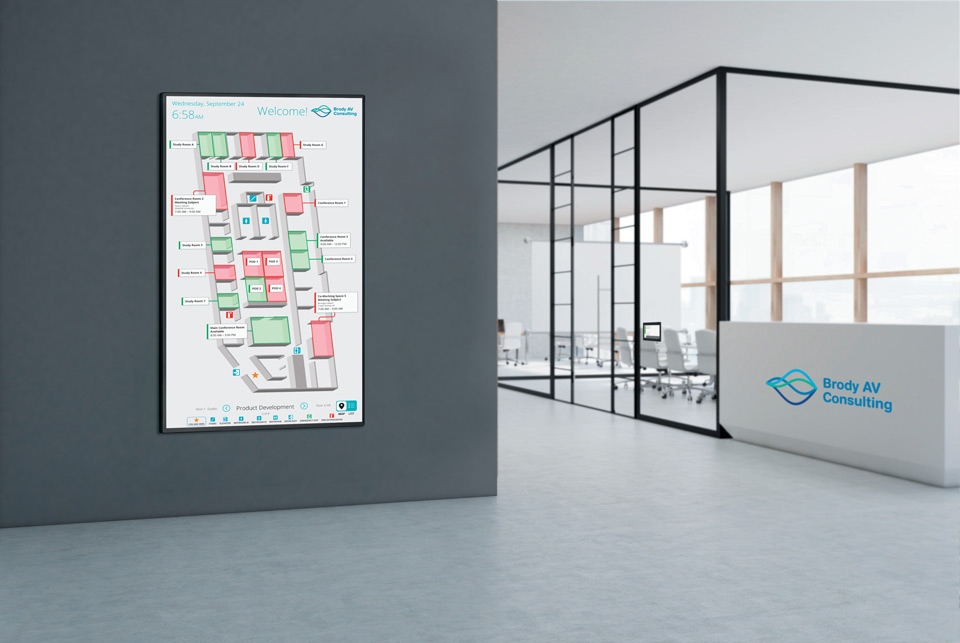 Extron Room Scheduling 触摸屏以交互式地图形式在办公墙上展示 (纵向布局)。